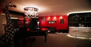 레드 앤 블랙의 럭셔리 피아노 학원 인테리어